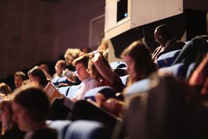 Vue de l'audience en contre-plongée